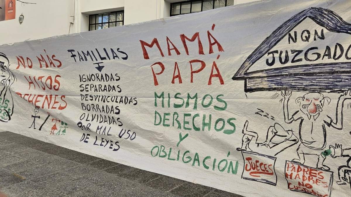Las organizaciones se manifestaron en las puertas del TSJ contra las denuncias falsas. Fuente: (Minuto Neuquén)