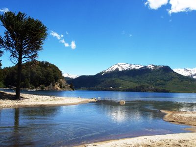 Cabecera del corredor de los lagos patagónicos, Villa Pehuenia es una buena propuesta para el verano