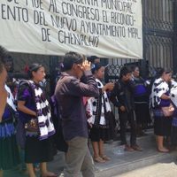 Indígenas de Chenalhó encierran a diputados; exigen renuncia de alcaldesa