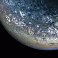 La nave Juno de la NASA captura las "coloridas y caóticas" nubes de Júpiter