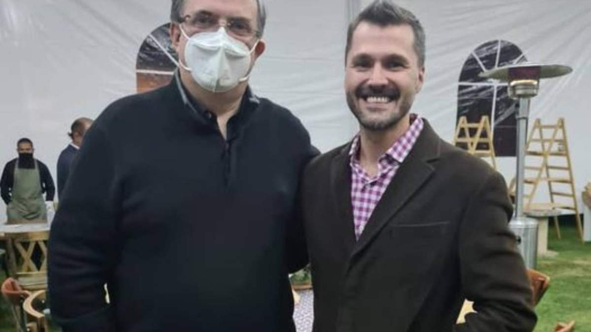 El canciller Marcelo Ebrard con Juan Carlos Natale, exdiputado del PVEM invitado a la comida