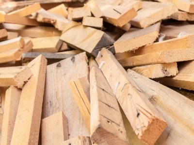 Si encontrás una tabla de madera manchada o rota, no la tires: creá este impresionante portavelas