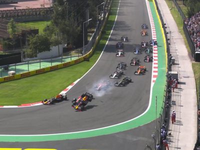 "Checo" Pérez choca en la primera vuelta y queda fuera del Gran Premio de México