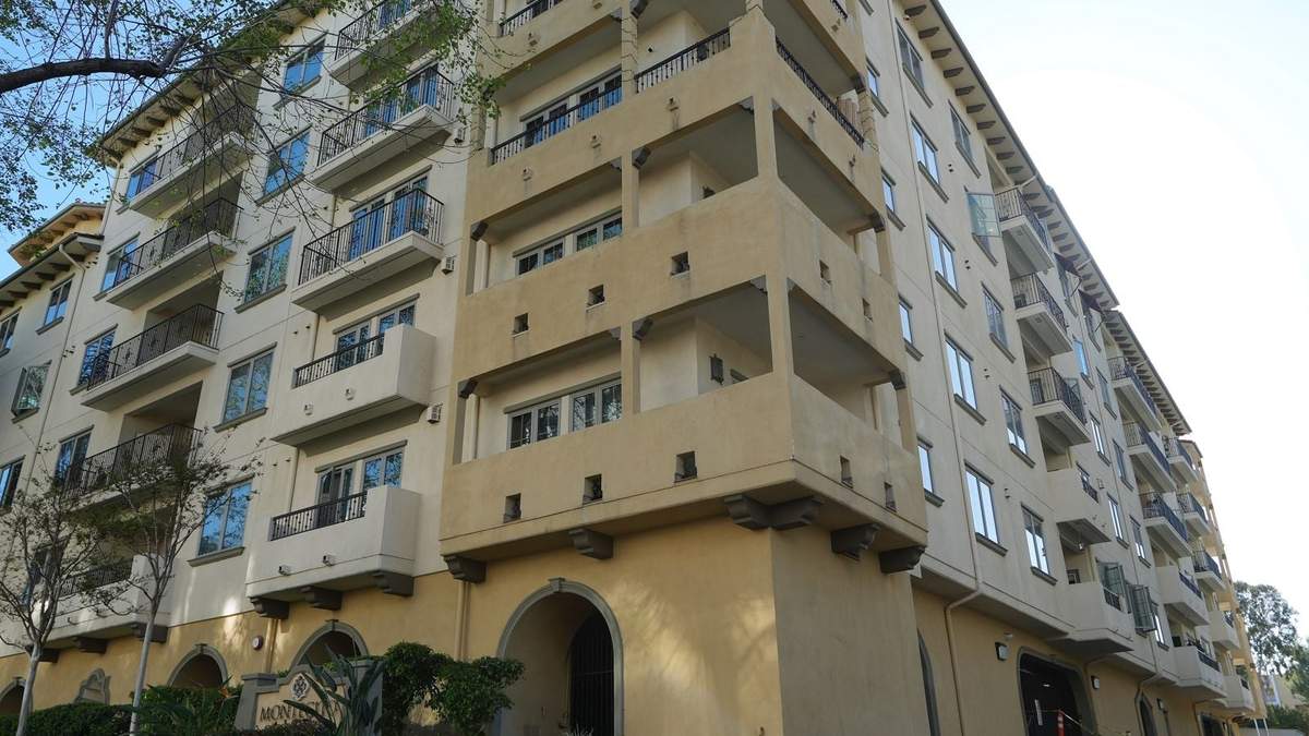 Exterior del complejo de apartamentos Montecito en Los Ángeles, donde días antes una mujer apuñaló a su pareja
