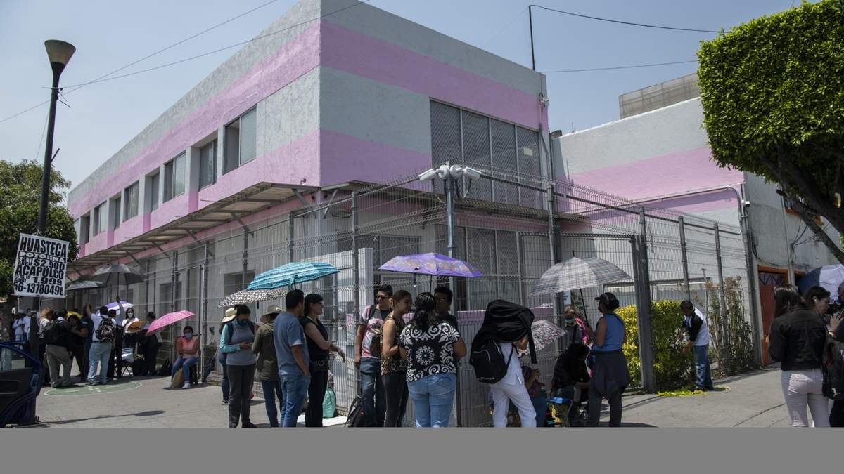 Aspirantes a una plaza de trabajo entregan solicitud en oficinas del sindicato del IMSS