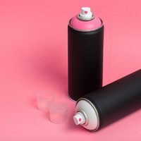 No tires los envases de sprays vacíos: creá estos candelabros re glamurosos para decorar tu casa