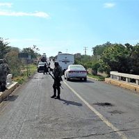 Michoacán: el mismo día, bloqueo de carreteras y reunión sobre seguridad