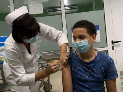 Cuántos niños y niñas se vacunarán mañana contra el coronavirus en las escuelas