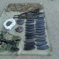 Hallan fusiles AK-47 y cartuchos útiles dentro de un plantel escolar en Guerrero