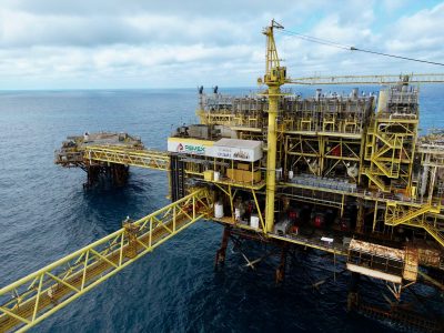 Pemex y CFE ponen en riesgo a México, alerta S&P; rebaja sus perspectivas