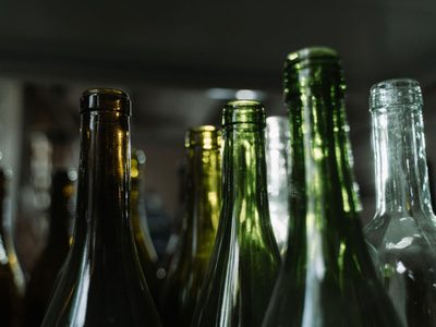No tires las botellas de vidrio y úsalas de esta forma para ahuyentar a los mosquitos de tu casa