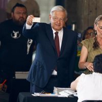 AMLO vota junto a Beatriz Gutiérrez Müeller en casilla del Centro Histórico