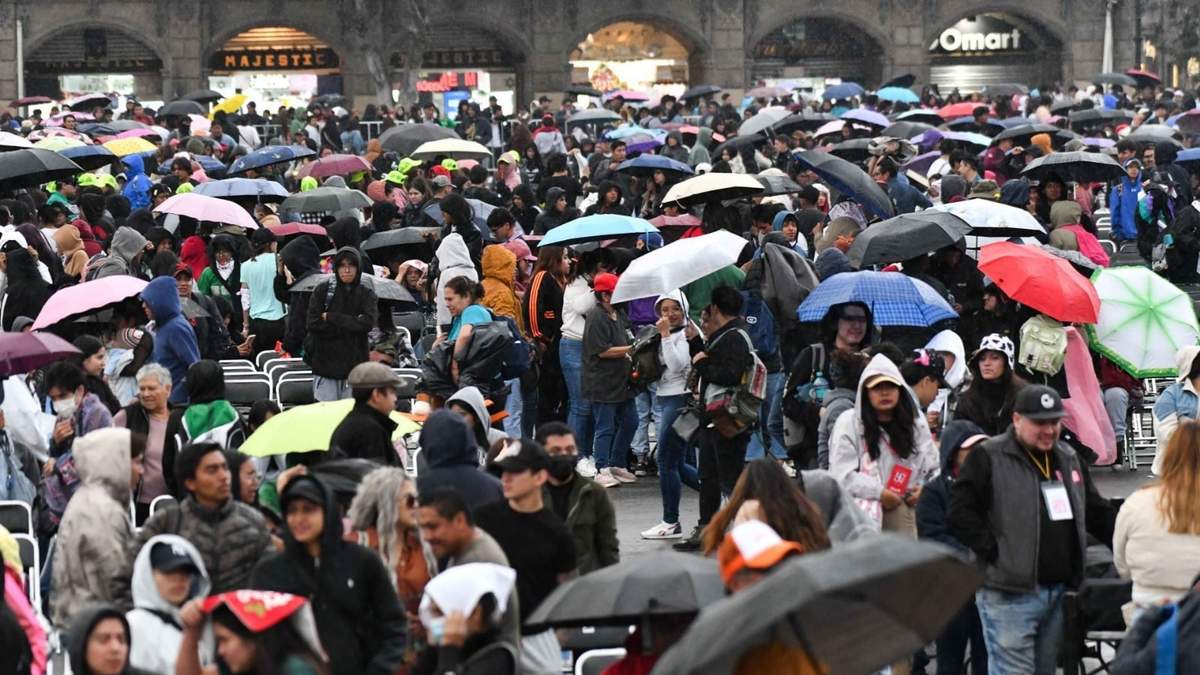 Debido a la lluvia cientos de asistentes se retiraron del zócalo capitalino previo a la entrega gratuita de libros "25 para el veinticinco" a jóvenes de 15 a 30 años