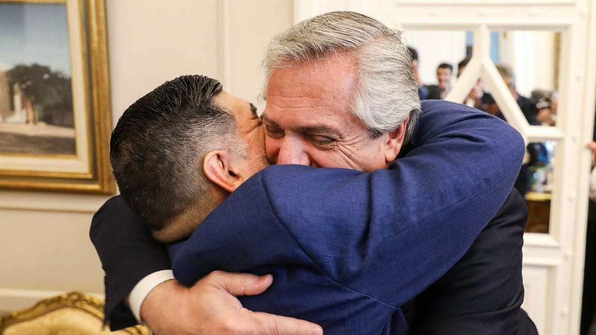 Alberto Fernándes y Diego Maradona. Fuente: (Twitter)