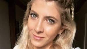 Cande Ruggeri intenta arrancarse su diminuta prenda y explota todo "¡Estás muy rica!"