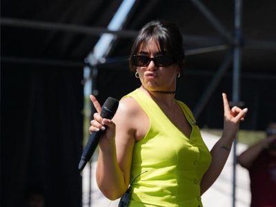 Cómo es el pantalón elegido por Ángela Leiva, que estiliza la figura y hacen que tus piernas se vean más largas
