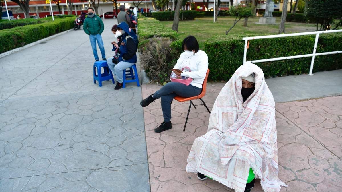 Personas hacen fila en Iztacalco para obtener una prueba covid