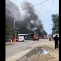 Hombres armados queman 12 vehículos en la carretera Acapulco-Zihuatanejo