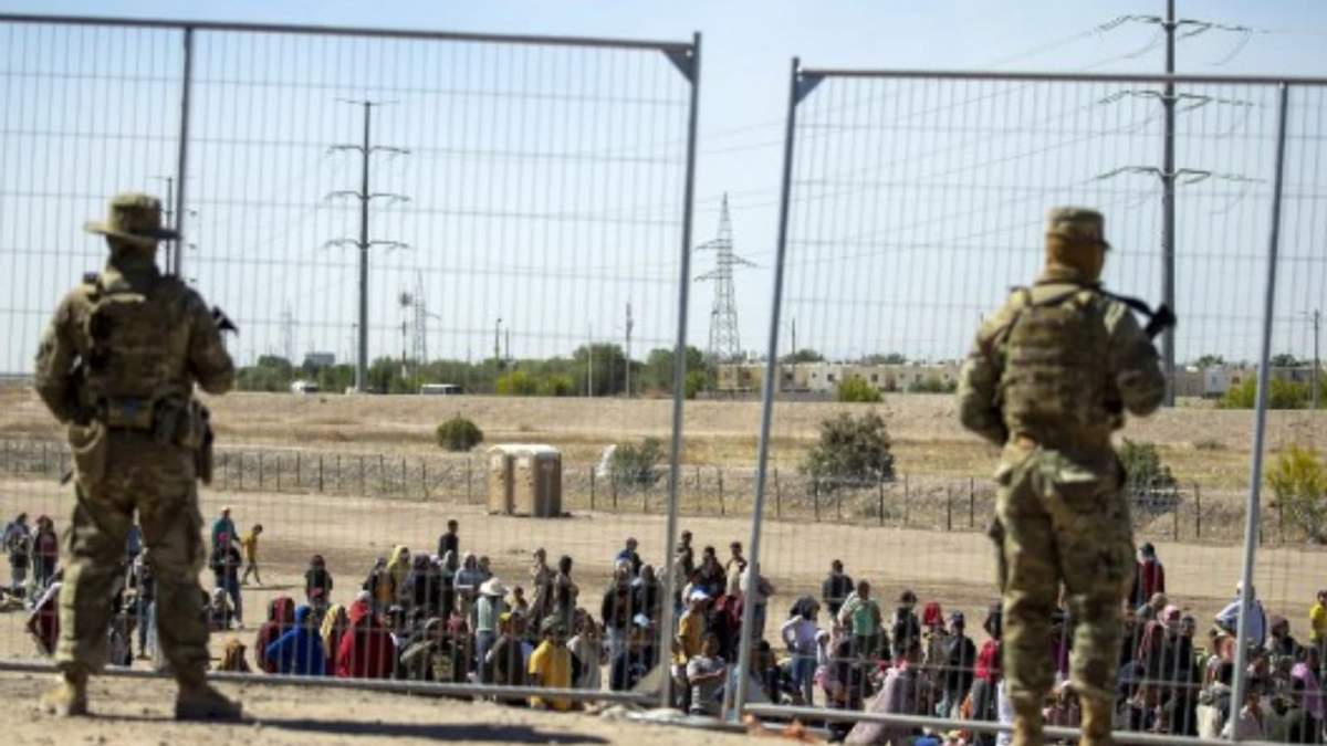 Migrantes vigilados por la Guardia Nacional en El Paso, Texas