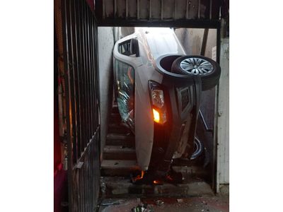 Conductor pierde el control de camioneta, vuelca y cae a paso a desnivel en Tlalpan