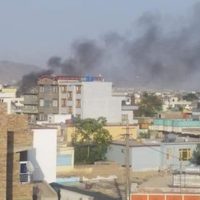 Un cohete impacta contra un edificio de Kabul, próximo al aeropuerto