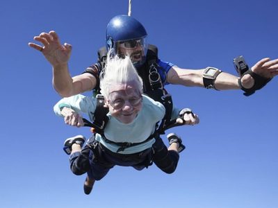 Mujer de 104 años de Chicago muere días después de salto en paracaídas que podría ser de récord