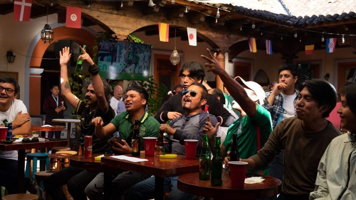 Transmisión de un partido de futbol en un bar.