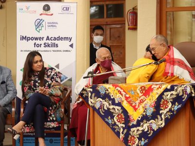 Tras escándalo por abuso, el Dalai Lama se disculpa por besar a un niño en la boca