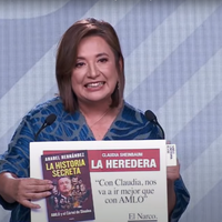 Xóchitl saca en el debate el libro de Anabel Hernández; Sheinbaum dice que es ficción (Video)