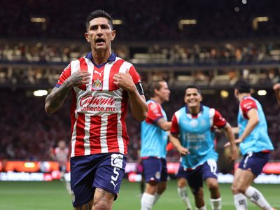 Con golazo de "Pocho" Guzmán, Chivas venció al Toluca en el partido de ida de cuartos de final