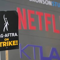 El sindicato de guionistas y los estudios de Hollywood alcanzan un acuerdo preliminar de cuatro años