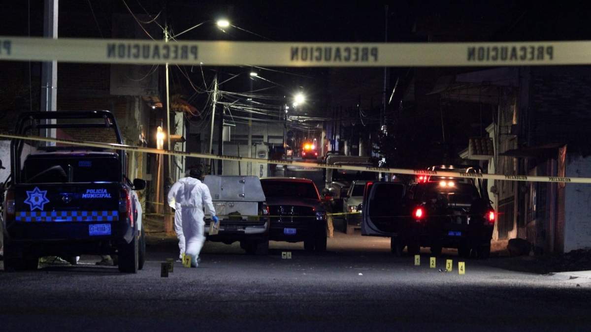 El 28 de febrero mientras se disputaba una final de basquetbol en el Polideportivo San Fernando, dos policías fueron asesinados. Los elementos se resguardaban en lugar mientras se desarrollaba el encuentro, fue poco antes de las 21:00 horas, cuando se escucharon detonaciones de arma de fuego