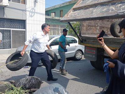 Por aprobar ley de residuos, tiran basura frente a casa de diputados panistas en NL