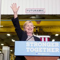 Clinton divulga su declaración de impuestos