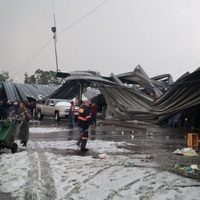 Granizo derriba el techo del mercado de flores de la Central de Abasto