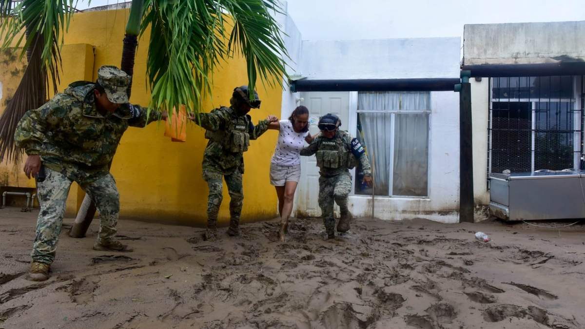 Elementos de la Marina se han sumado en los trabajos de ayuda y rescate de los damnificados en Acapulco