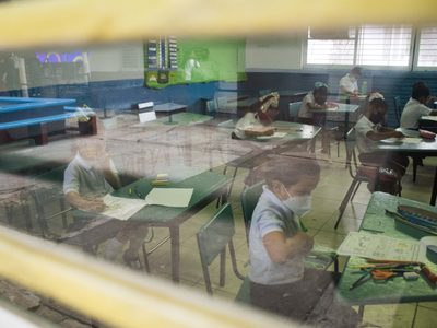 NL reporta primeros dos casos de covid-19 en escuelas, tras regreso a clases