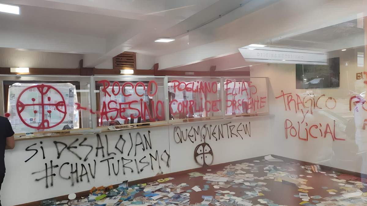 Algunos de los destrozos en la Secretaría de Turismo de El Bolsón. Fuente: (Twitter)
