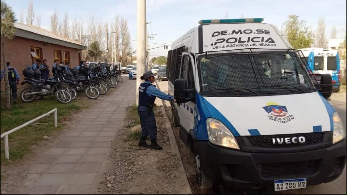 Efectivos del De.Mo.Se. de la Policía de Neuquén. Fuente: (Facebook)