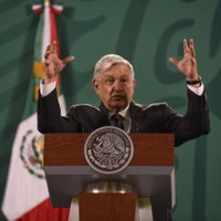 Muñoz Ledo es libre de crear frente de defensa de la Constitución y órganos autónomos: AMLO