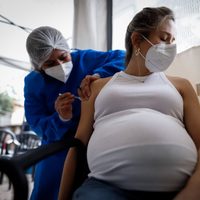 Piden acelerar la vacunación de las embarazadas en España tras la muerte de gestantes
