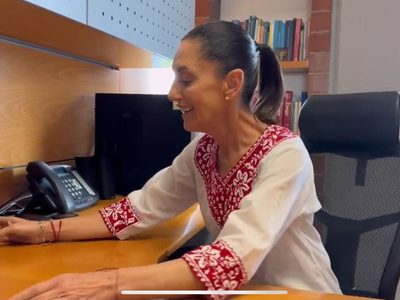 Sheinbaum felicita a maestros y acude a su cubículo como investigadora de la UNAM