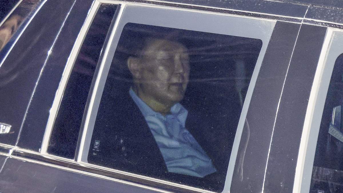 El presidente surcoreano Yoon Suk Yeol, quien se encuentra suspendido del cargo, dentro de un vehículo en camino a un centro de detención