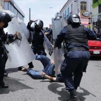 Maestros de Tabasco son golpeados y reprimidos por policías antimotines