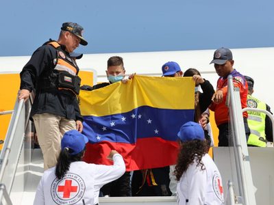 Aterrizan en Venezuela casi 250 migrantes procedentes de México tras deportación desde EU (Video)
