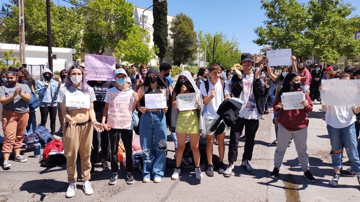Alumnos del CPEM de Neuquén cortaron la calle Matheu. Fuente: (Twitter)