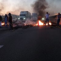 Pobladores de Xalmimilulco cierran la autopista México-Puebla tras agresión de policías (Video)