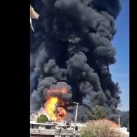 Incendio en planta de envases de plástico alerta a vecinos de Xalostoc, Ecatepec