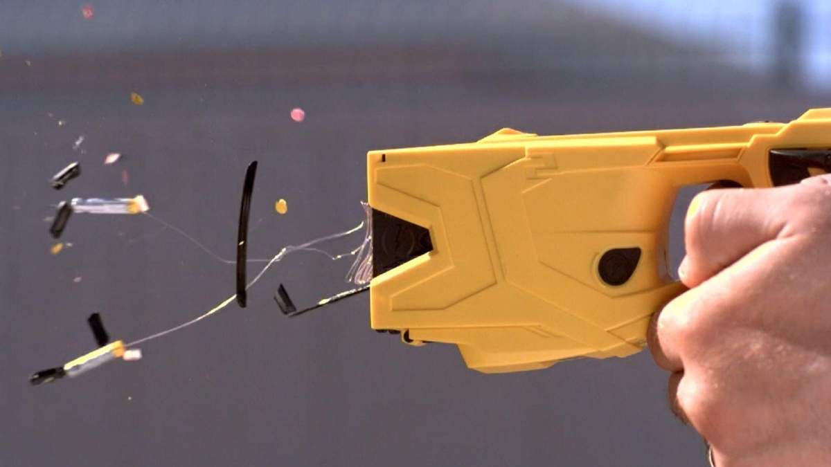 Una pistola Taser, artefacto también conocido como arma de electrochoque. Fuente: (Twitter)