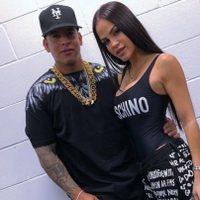 ¡Se muere Daddy Yankee! Natti Natasha y su esposa a puro escotazo ¡se vio todo!